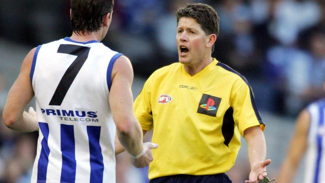 Umpire Brett Allen talks to Adam Simpson.