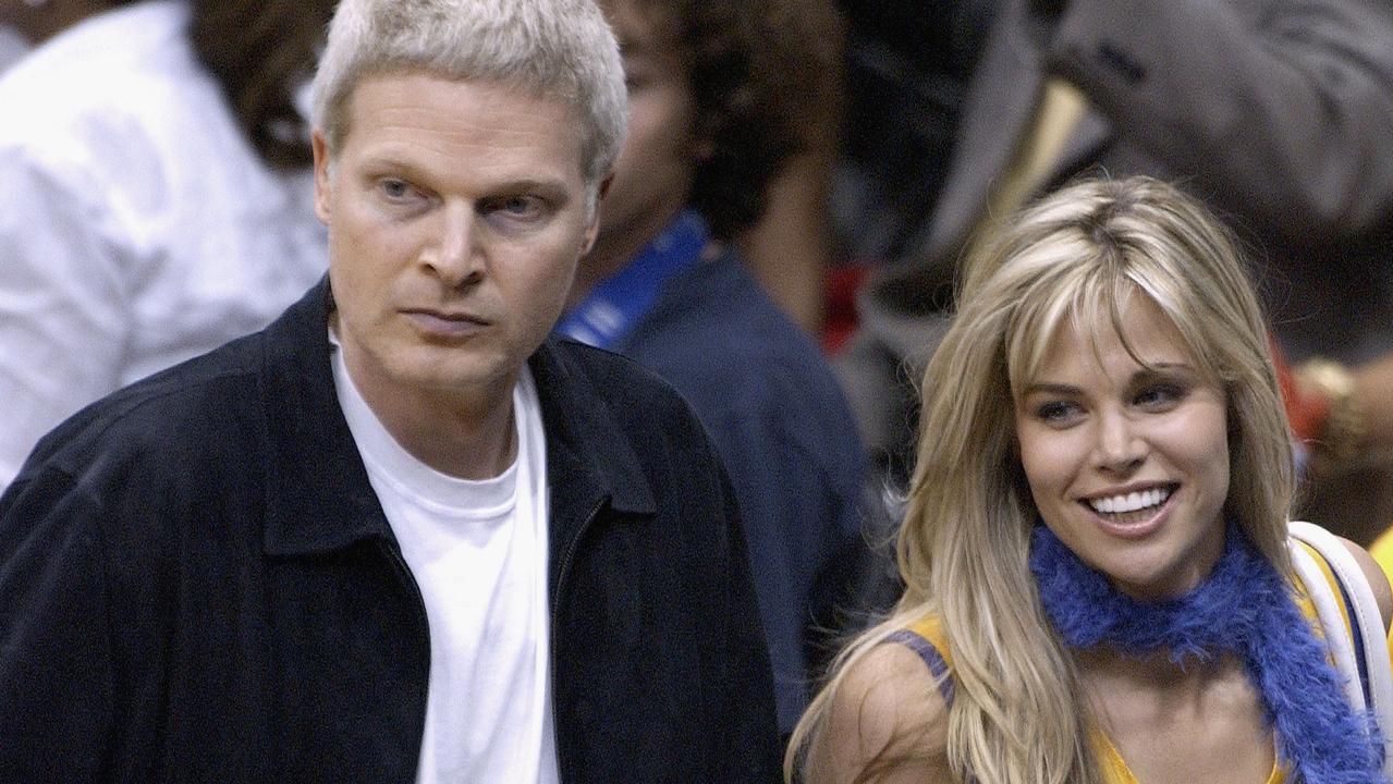 Steve Bing and Brooke Burns at a Lakers game in 2003. Picture: Getty Images.