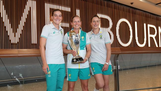 Annabel Sutherland, Meg Lanning and Ellyse Perry with the World Cup trophy. Picture: Graham Denholm/Getty Images