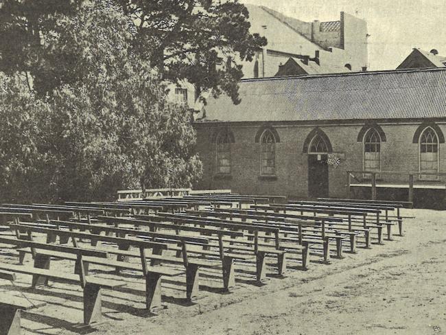 Services at the Wesley Church in Yarra St, Geelong were held outdoors in 1919 to prevent the spread of the Spanish Flu.