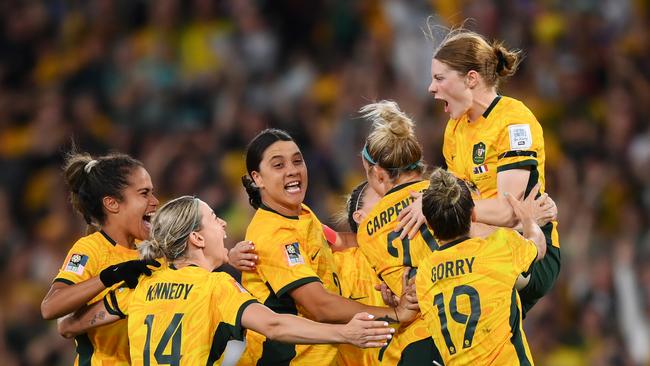 BRISBANE, AUSTRALIA - AUGUST 12: Players of Australia celebrate their side's victory in the penalty shoot out after Cortnee Vine of Australia scores her team's tenth penalty in the penalty shoot out during the FIFA Women's World Cup Australia & New Zealand 2023 Quarter Final match between Australia and France at Brisbane Stadium on August 12, 2023 in Brisbane, Australia. (Photo by Justin Setterfield/Getty Images)