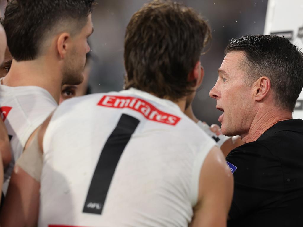 Collingwood coach Craig McRae speaks to his players. (Photo by James Wiltshire/AFL Photos via Getty Images)