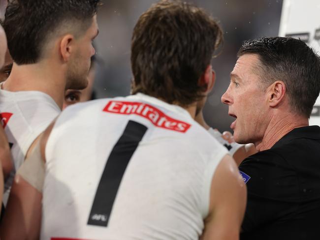 Collingwood coach Craig McRae speaks to his players. (Photo by James Wiltshire/AFL Photos via Getty Images)