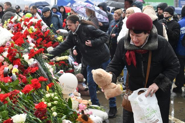 Mourners laid flowers at tributes and lit candles in churches across the Russian capital