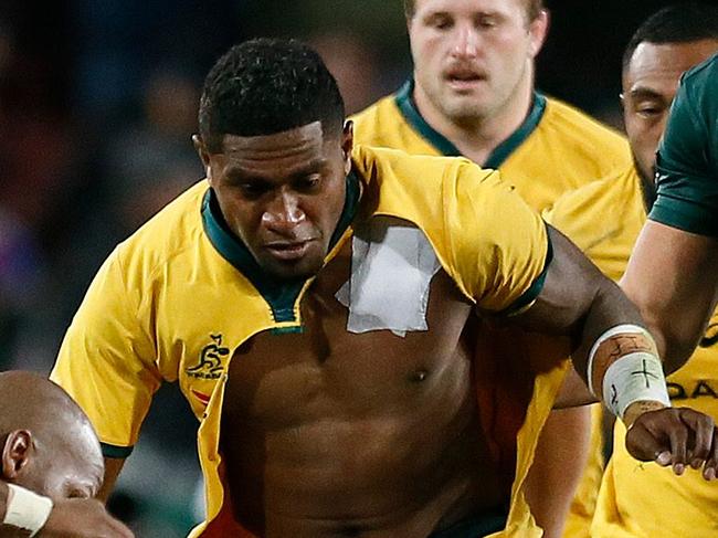 Australia's Isi Naisarani (Up C) and South Africa's Herschel Jantjies (Bottom C) fight for the ball during the 2019 Rugby Championship match, South Africa v Australia, at the Emirates Airline Park in Johannesburg, on July 20, 2019. (Photo by PHILL MAGAKOE / AFP)