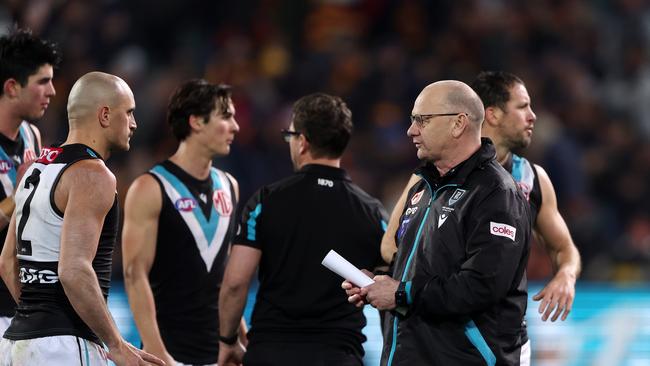 Ken Hinkley talks to Sam Powell-Pepper of the Power during the match. Picture: Getty Images