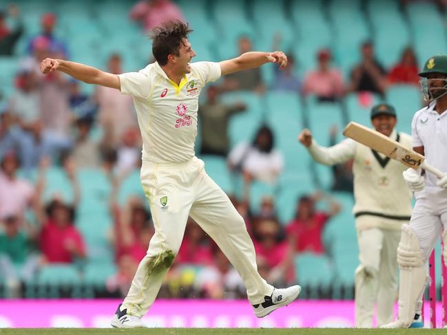 SYDNEY, AUSTRALIA - JANUARY 07: Pat Cummins of Australia celebrates getting the wicket of Khaya Zondo of South Africa  during day four of the Third Test match in the series between Australia and South Africa at Sydney Cricket Ground on January 07, 2023 in Sydney, Australia. (Photo by Mark Kolbe/Getty Images)