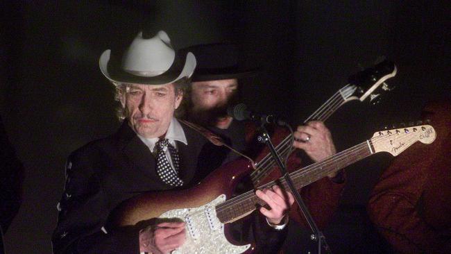 This file photo taken on February 27, 2002 shows US singer Bob Dylan (front) performing at the 44th Annual Grammy Awards in Los Angeles.