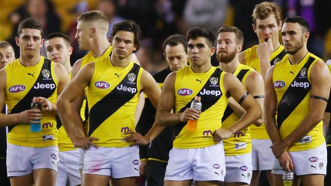 Richmond players look dejected after their loss to St Kilda. (Photo by Michael Dodge/Getty Images)