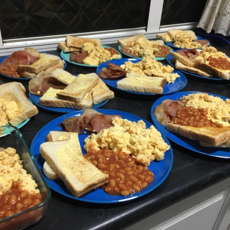 How to cook dinner for 16 people: Qld mum reveals top meal prep tips