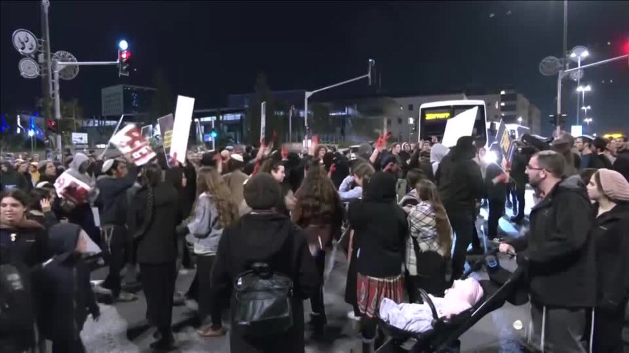 Right-wing protesters block highway in Jerusalem over ceasefire deal