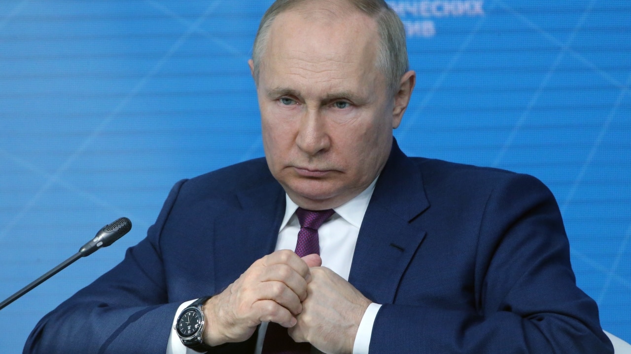 Vladimir Putin sta “preparando piani di evacuazione” se l’Ucraina sconfiggerà le sue forze nella guerra di 162 giorni finora.