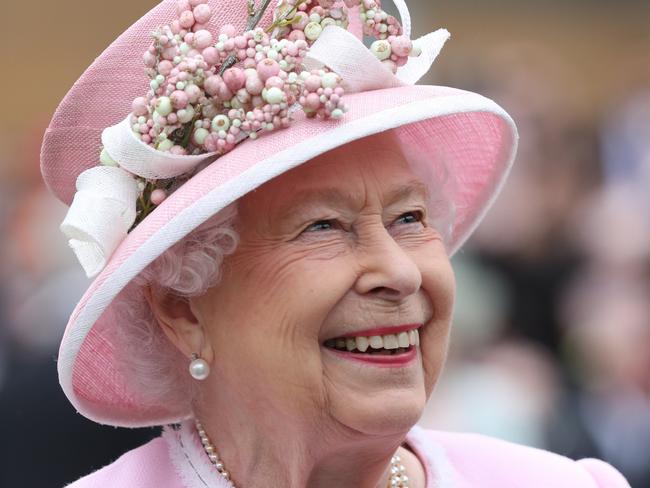 LONDON, ENGLAND - MAY 29: Queen Elizabeth II meets guests as she attends the Royal Garden Party at Buckingham Palace on May 29, 2019 in London, England. (Photo by Yui Mok - WPA Pool/Getty Images)