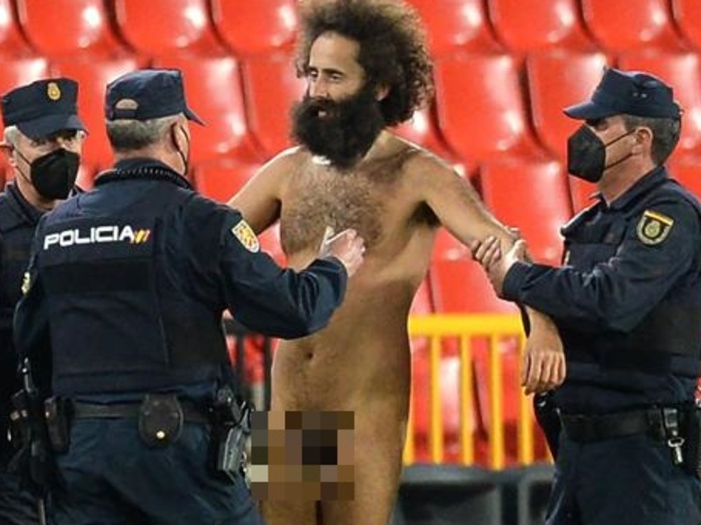 Streaker Olmo Garcia revealed all.