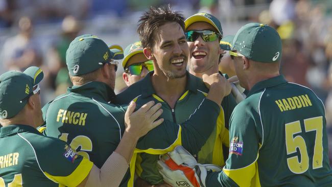 Australian bowler Mitchell Johnson (C) celebrates with teammates after taking the wicket of England batsman England batsman Eoin Morgan during the tri-series one-day cricket final between England and Australia at the WACA in Perth on February 1, 2015.   AFP PHOTO / TONY ASHBY RESTRICTED TO EDITORIAL USE - STRICTLY NO COMMERCIAL USE