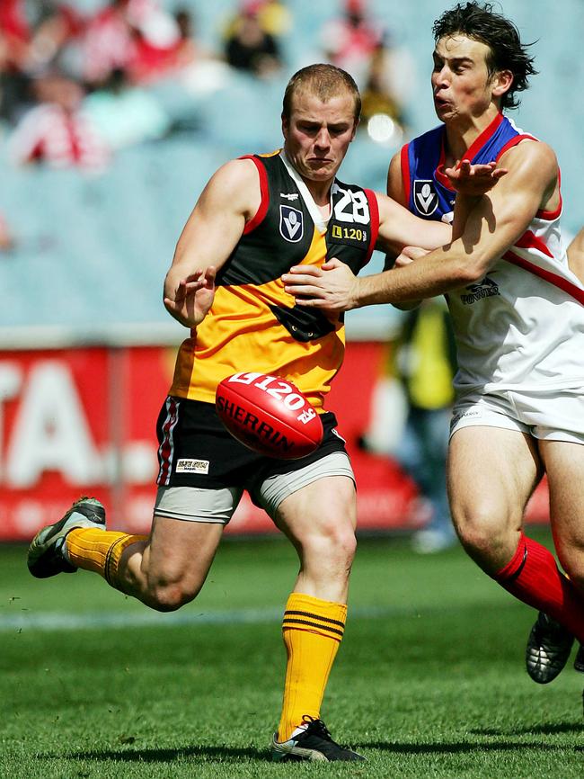 Stingray Nathan Jones gets his kick away in the 2005 TAC Cup grand final.