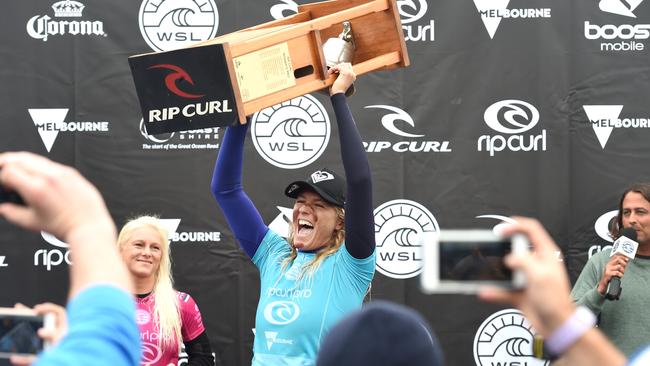 Stephanie Gilmore rings the bell after winning the women's final last year.