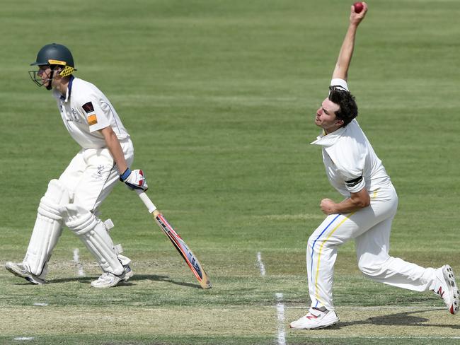 Ormond’s Nick Oaten lets fly against Yarraville.