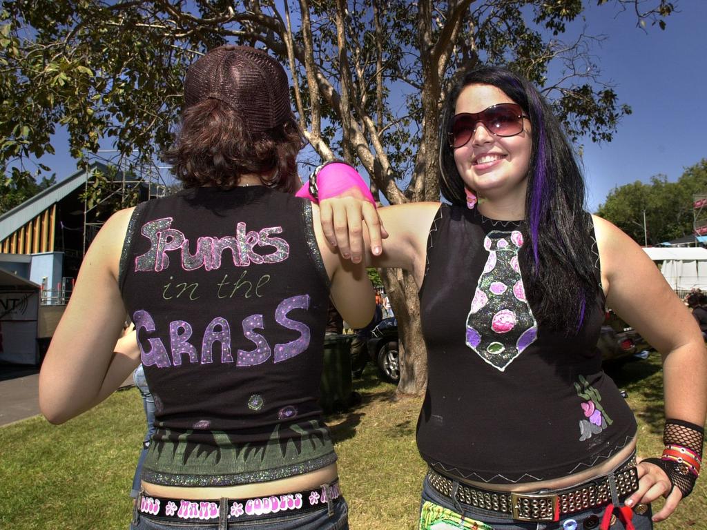 Bassinthegrass ..... "Spunks in the grass" Stacey Carnogoy 17, &amp; Tiffany Cornell 17.Picture: Peter Bennett