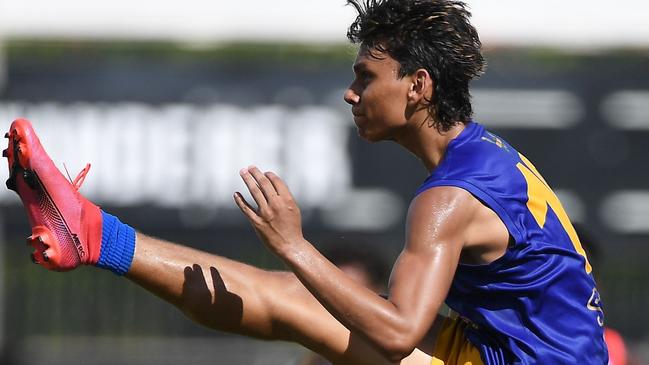 Jesse Motlop goes long in his senior debut for Wanderers. Picture: Felicity Elliott AFLNT/Media