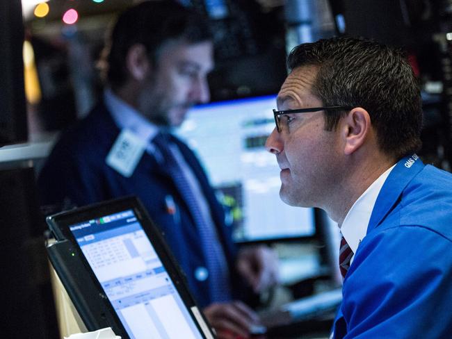 NEW YORK, NY - DECEMBER 14: Traders work on the floor of the New York Stock Exchange during the morning of December 14, 2015 in New York City. The Federal Reserve may make an announcement this week raising interest rates. Photo by Andrew Burton/Getty Images) Andrew Burton/Getty Images/AFP == FOR NEWSPAPERS, INTERNET, TELCOS & TELEVISION USE ONLY ==