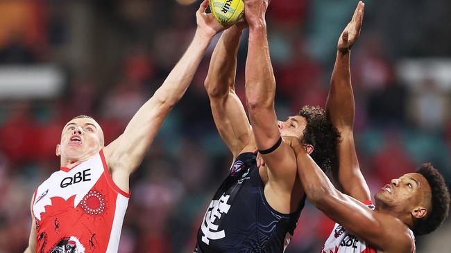 SYDNEY, AUSTRALIA - MAY 17:  Charlie Curnow of the Blues is challenged by Chad Warner and Joel Amartey of the Swans during the round 10 AFL match between Sydney Swans and Carlton Blues at SCG, on May 17, 2024, in Sydney, Australia. (Photo by Matt King/AFL Photos/via Getty Images)