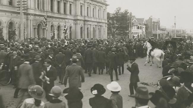 WWI - STATE LIBRARY IMAGE MUST CREDIT _ WWI - European War, 1914-19. Hon. Sir Richard Butler M.P. announcing declaration of war, 5 August 1914. In front of Government Offices, north corner of Victoria Square and Wakefield Street. See account in "The Advertiser" 6 August 1914 View catalogue record - B9572.jpg