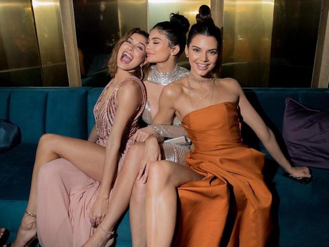 L-R: Hailey Baldwin, Kylie Jenner, Kendall Jenner WITHOUT A LEG.