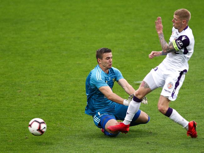 WELLINGTON, NEW ZEALAND - DECEMBER 02:  Filip Kurto of the Phoenix collides with Andy Keogh of the Glory during the round six A-League match between the Wellington Phoenix and the Perth Glory at Westpac Stadium on December 2, 2018 in Wellington, New Zealand.  (Photo by Hagen Hopkins/Getty Images)