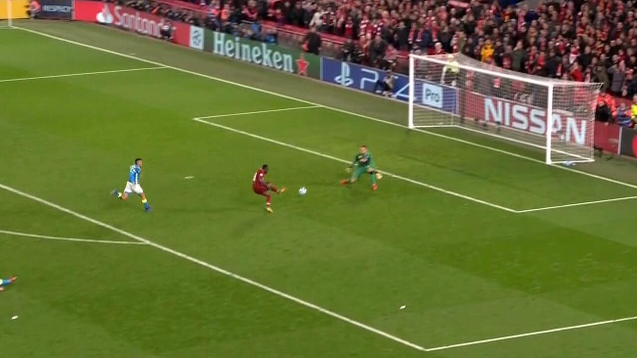 Sadio Mane misses a glorious chance