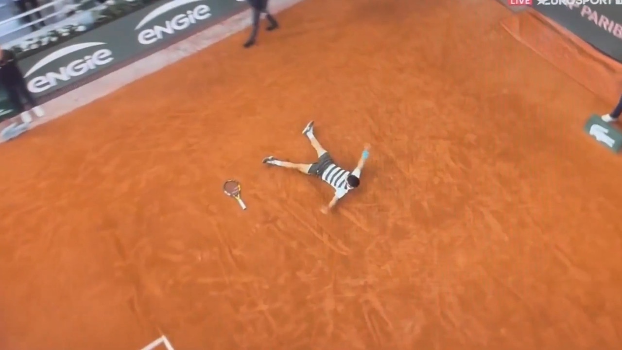 Moment Carlos Alcaraz collapses after winning match point