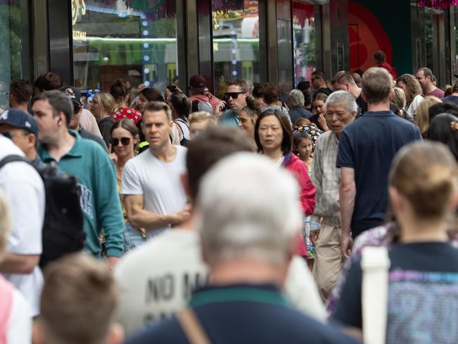 MELBOURNE AUSTRALIA - Newswire Photos NOVEMBER 25TH 2023 : Busy crowds shopping in Melbourne as Black Friday sales continue. PICTURE : NCA Newswire / Nicki Connolly