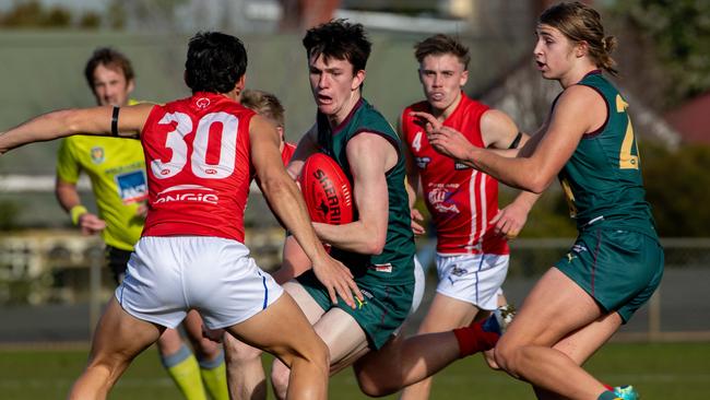 Liam Jones ‘continues to find plenty of footy in the middle of the ground’.