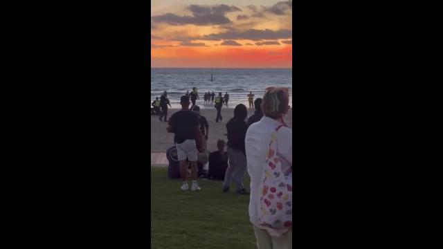 Man drowns off St Kilda Pier