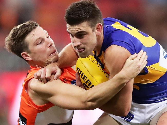 SYDNEY, AUSTRALIA - AUGUST 19:  Elliot Yeo of the Eagles is challenged by Toby Greene of the Giants during the round 22 AFL match between the Greater Western Sydney Giants and the West Coast Eagles at Spotless Stadium on August 19, 2017 in Sydney, Australia.  (Photo by Matt King/Getty Images)