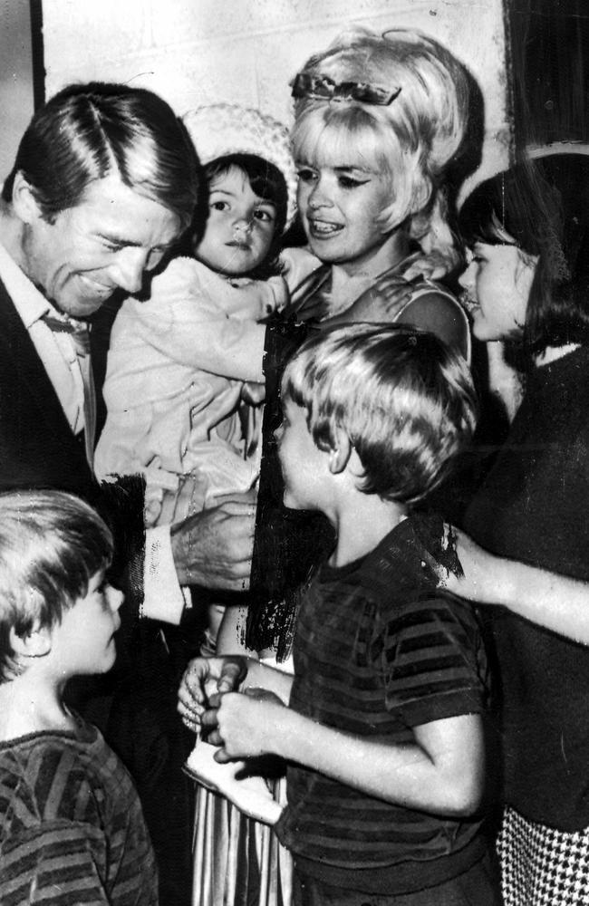 Mikey Hargitay with wife Jayne Mansfield and children Mariska (in Jayne’s arms), Zoltan, Mike and Jayne-Maire.