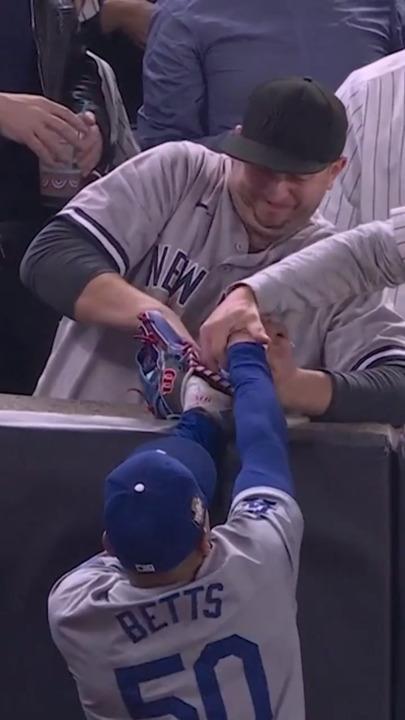 Yankees fan tries to steal ball out of Dodgers' glove