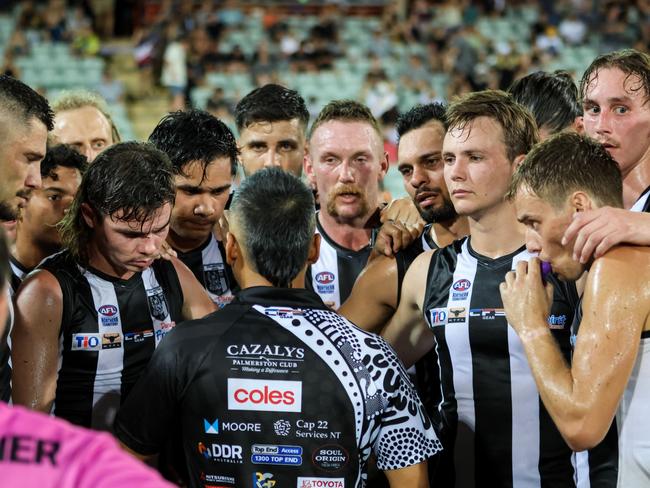 Palmerston coach Josh Heath addresses his players in Round 8. Picture: Celina Whan /AFLNT Media.