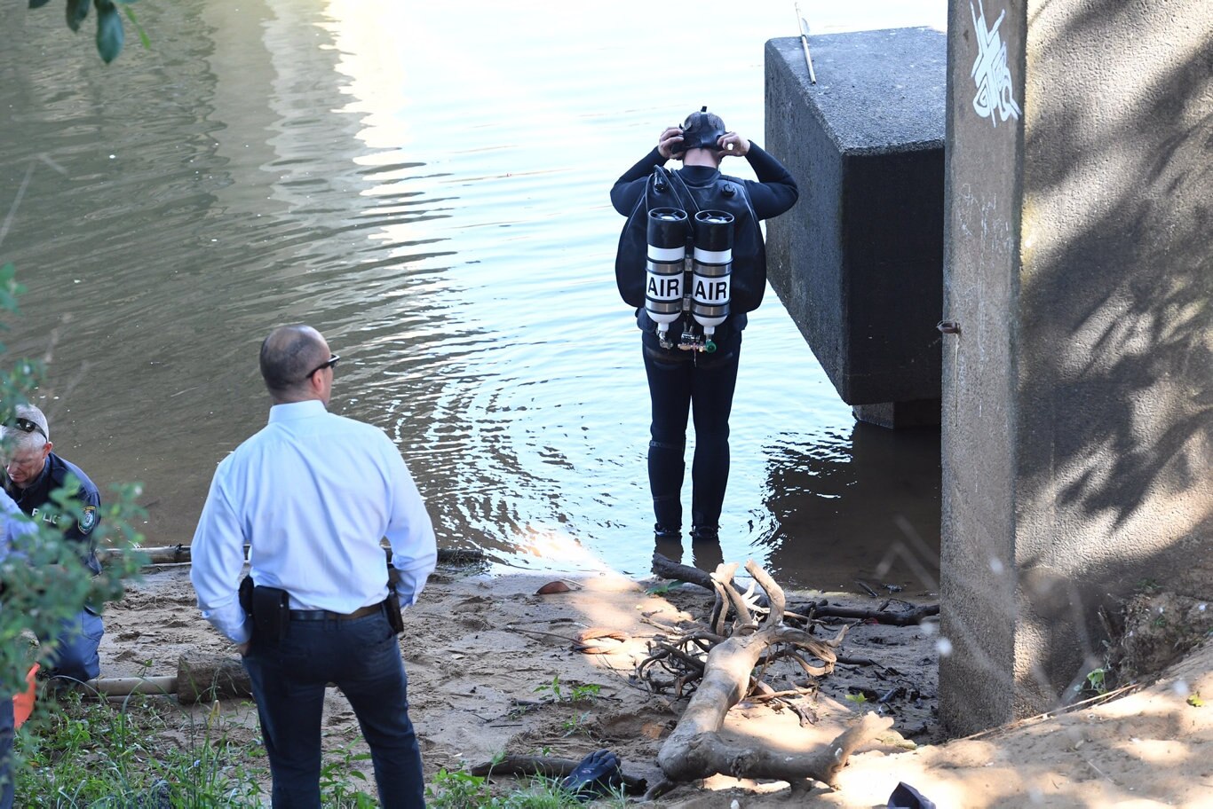 River search for gun | Daily Telegraph