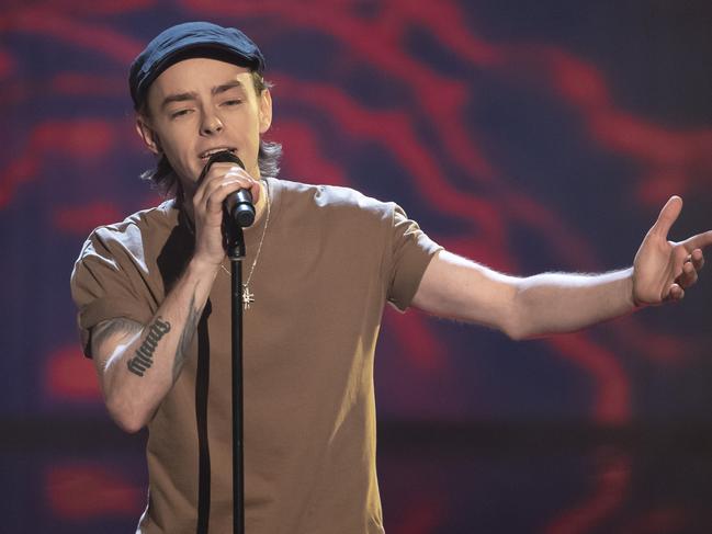 Jockey Robbie Dolan tries his hand at singing, taking on the blind auditions on The Voice.