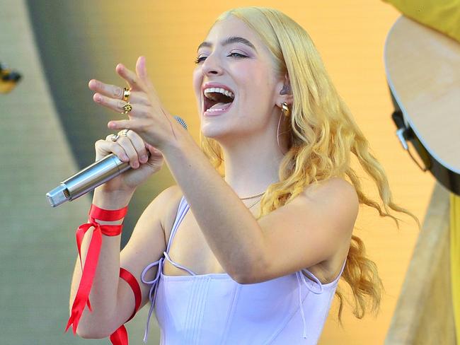 GLASTONBURY, ENGLAND - JUNE 26: Lorde performs on the Pyramid Stage during day five of Glastonbury Festival at Worthy Farm, Pilton on June 26, 2022 in Glastonbury, England. The 50th anniversary of GlastonburyÃ¢â¬â¢s inaugural event in 1970 was postponed twice after two cancelled events, in 2020 and 2021, due to the Covid pandemic. The festival, founded by farmer Michael Eavis, is the largest greenfield music and performing arts festival in the world. (Photo by Jim Dyson/Getty Images)