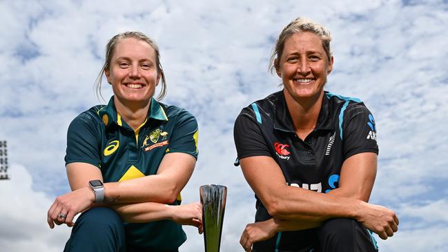 MACKAY, AUSTRALIA - SEPTEMBER 18: Alyssa Healy, captain of Australia and Sophie Devine, captain of New Zealand, pose for portraits with the trophy during a women's T20 International media opportunity at Great Barrier Reef Arena on September 18, 2024 in Mackay, Australia. (Photo by Albert Perez/Getty Images)