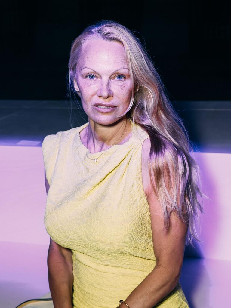 Pamela anderson deals new look