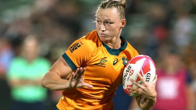 DUBAI, UNITED ARAB EMIRATES - NOVEMBER 30: Maddison Levi of Australia breaks with the ball during the pool match between Australia and Ireland on day one of the HSBC SVNS at The Sevens Stadium on November 30, 2024 in Dubai, United Arab Emirates. (Photo by Christopher Pike/Getty Images)