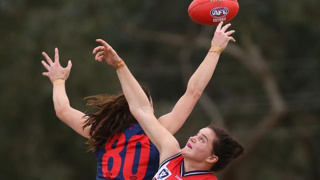 Alison Downie’s ruck work was pivotal to Diamond Creek’s upset win over Darebin Falcons. Picture: Stuart Milligan.