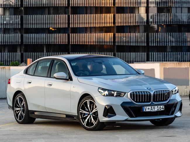 BMW i5 M60 and eDrive40 - BMW goes electric