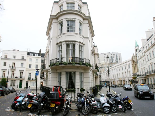 High-end residential property is seen in the Knightsbridge neighborhod of London, U.K., on Monday, Nov. 5, 2007.  Luxury-home prices in London rose last month at the slowest pace since July 2005 as the prospect of job cuts and smaller bonuses deterred investment bankers and other buyers, Knight Frank LLC said. Photographer:  Suzanne Plunkett/Bloomberg News