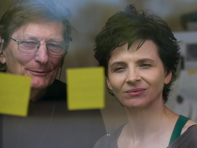 Juliette Binoche and director Fred Schepisi on the set of Words and Pictures