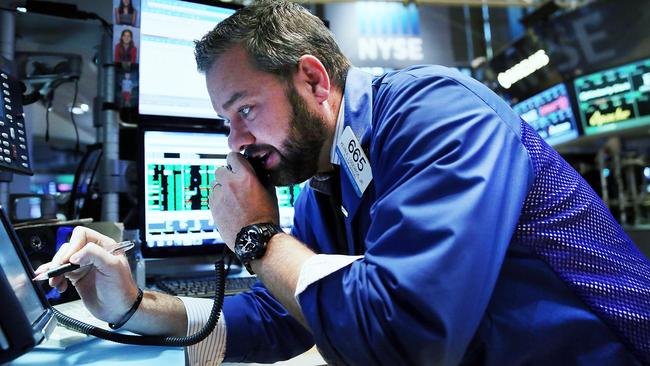 NEW YORK, NY - OCTOBER 05: Traders work on the floor of the New York Stock Exchange (NYSE) on October 5, 2015 in New York City. Despite mixed economic news in recent days, the Dow Jones industrial average rose over 300 points in trading today. Spencer Platt/Getty Images/AFP == FOR NEWSPAPERS, INTERNET, TELCOS & TELEVISION USE ONLY ==