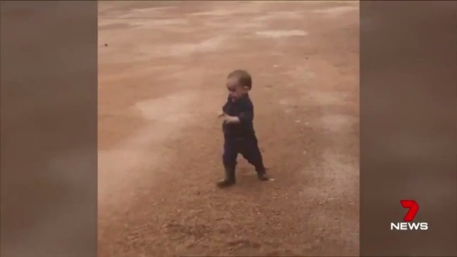 SA toddler sees rain for the first time (7 News)